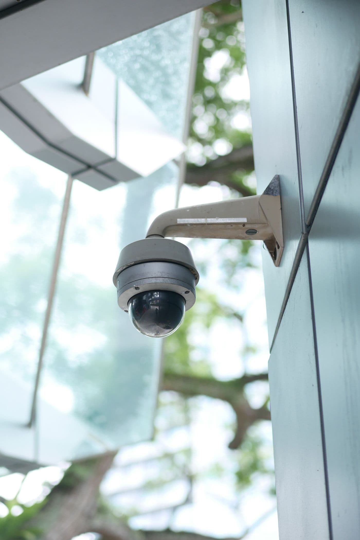 Caméra dôme fixée sur un mur vitré